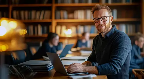 /media/xqsb53ph/nu-ook-leren-in-de-avond.webp
